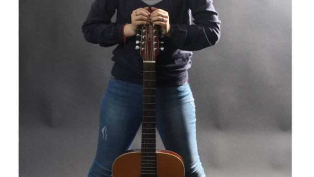 Portrait jeune fille à la guitare, couleur