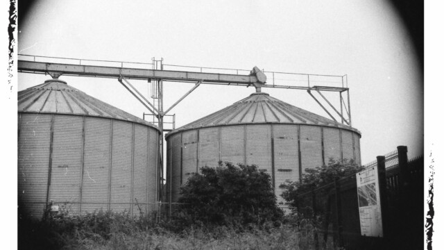 Paysage agricole, silo, noir et blanc, Audrey Pollet